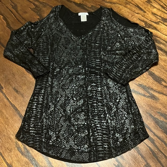 Cold shoulder embossed cache sweater - Picture 1 of 2